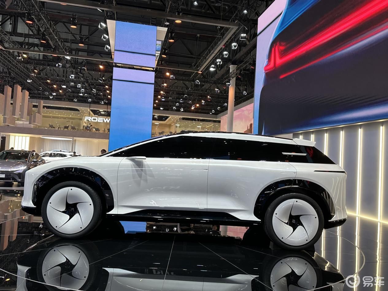 与整车简约的风格非常相称,电子外后视镜的出现并不会令人感到意外