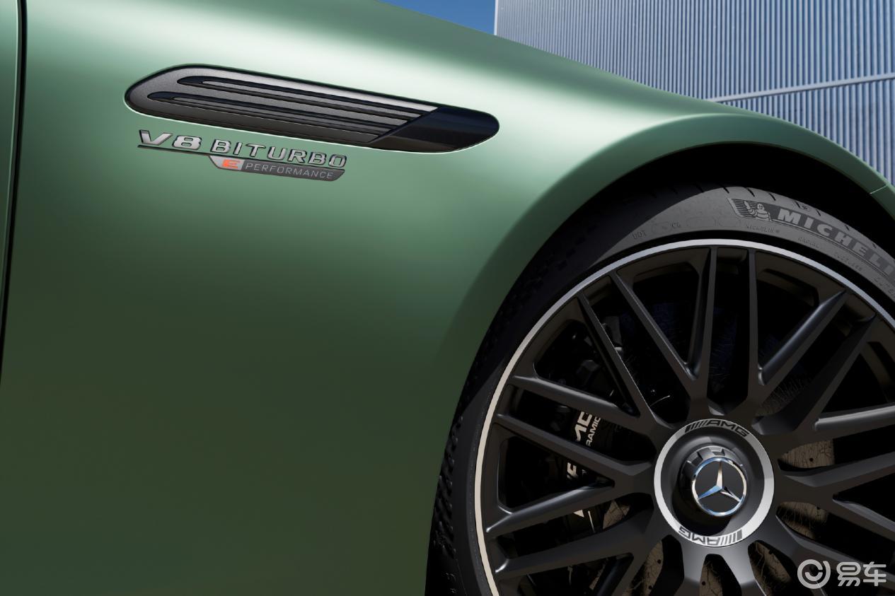 除此之外,车辆还配备了带有"v8 biturbo"和"e performance"徽标的前翼