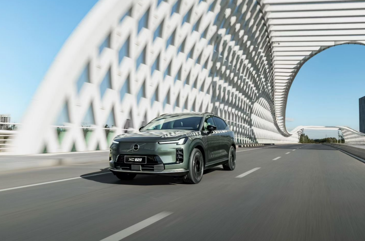 当德系驾控遇智能超混,全新XC70和全新Q5L谁更出色?