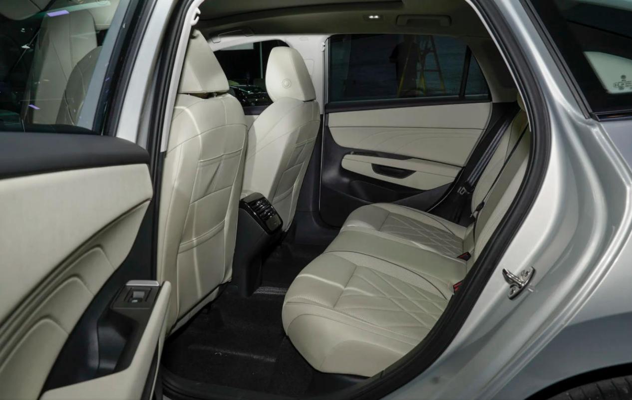 大众速腾S对比速腾L，6AT回归，三大件都不一样