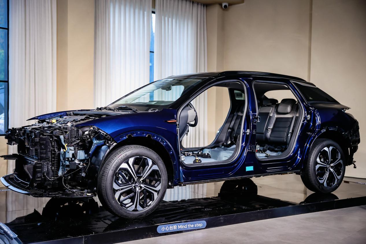 东风雪铁龙新款凡尔赛C5 X自在上市