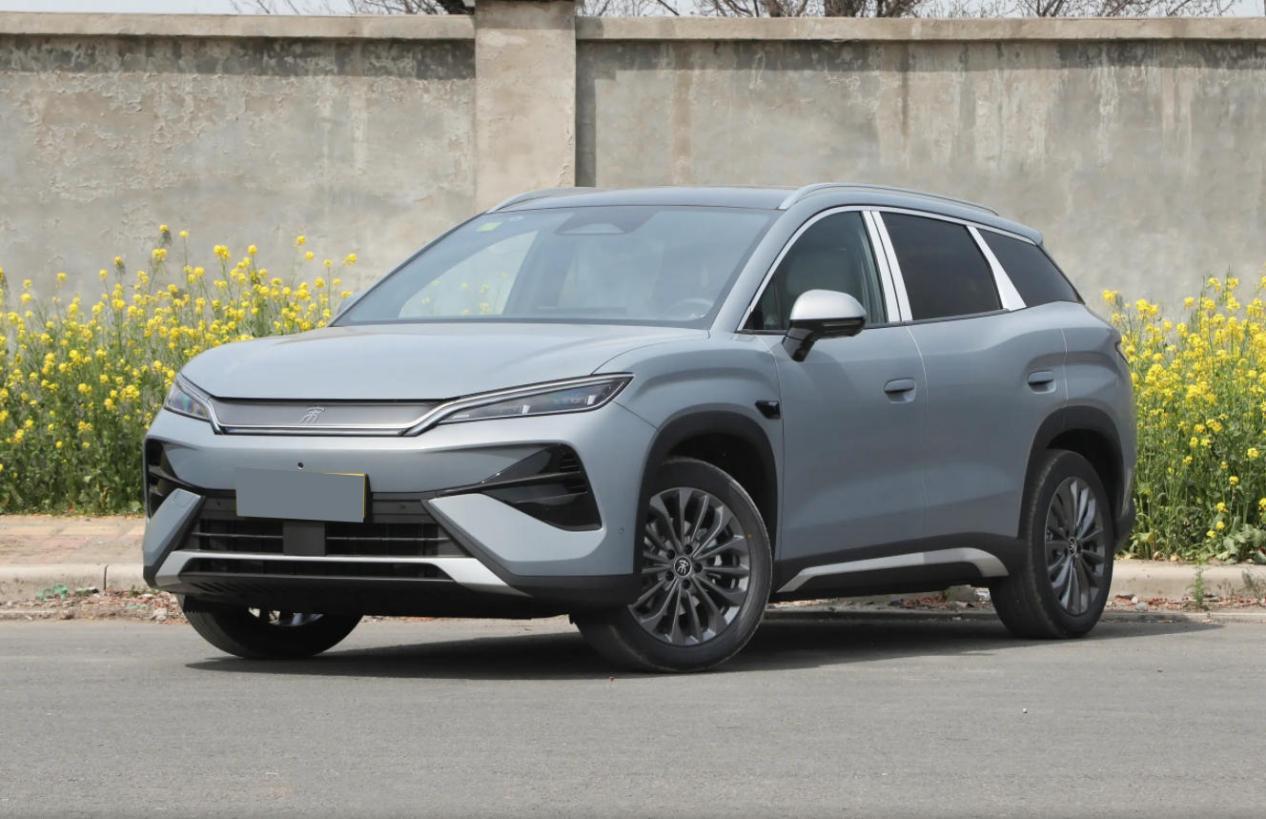 比亚迪宋Ultra EV，双球头麦弗逊+五连杆