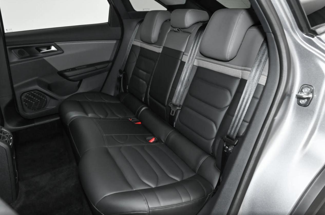 2026款雪铁龙凡尔赛对比2025款,高速不怕爆胎