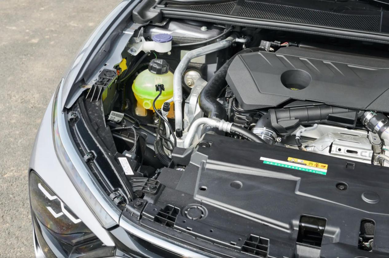 2026款雪铁龙凡尔赛对比2025款,高速不怕爆胎