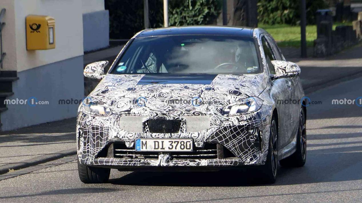 近日,有海外媒体曝光了一组全新宝马1系m135i重度伪装车的路试谍照.