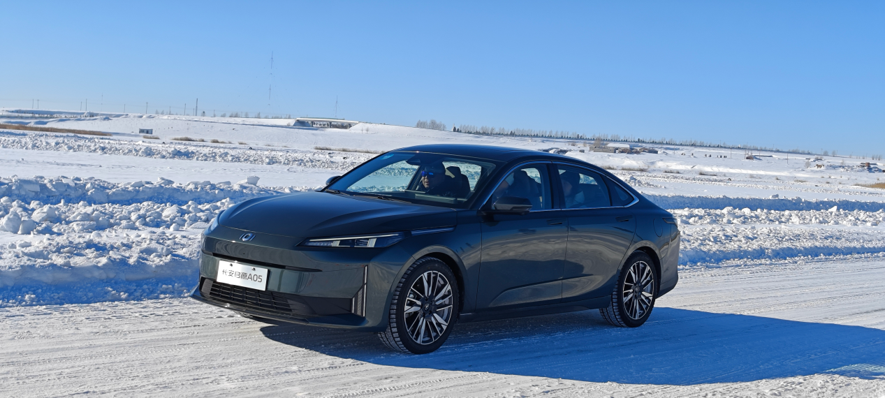 长安启源q05在驾驶着长安启源a07进入赛道之后_易车