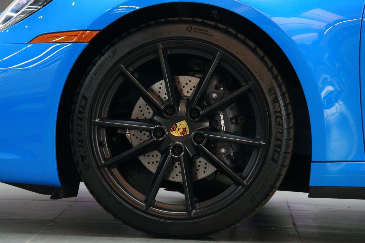 相较于卡雷拉普通版本多了ptv plus,这个功能解决的是降低了悬挂,轮胎