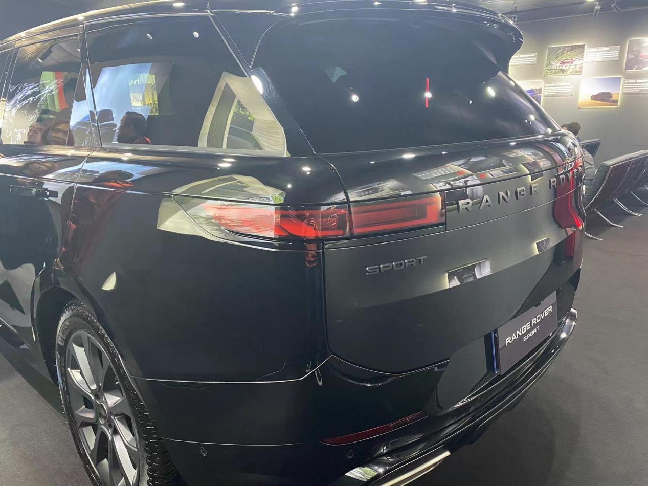 全新揽胜运动版提供五种越野模式和三种公路模式驾驶者