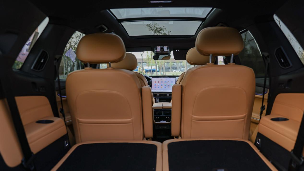 领克09新09em-p采用象牙米或沙岩棕内饰颜色_易车