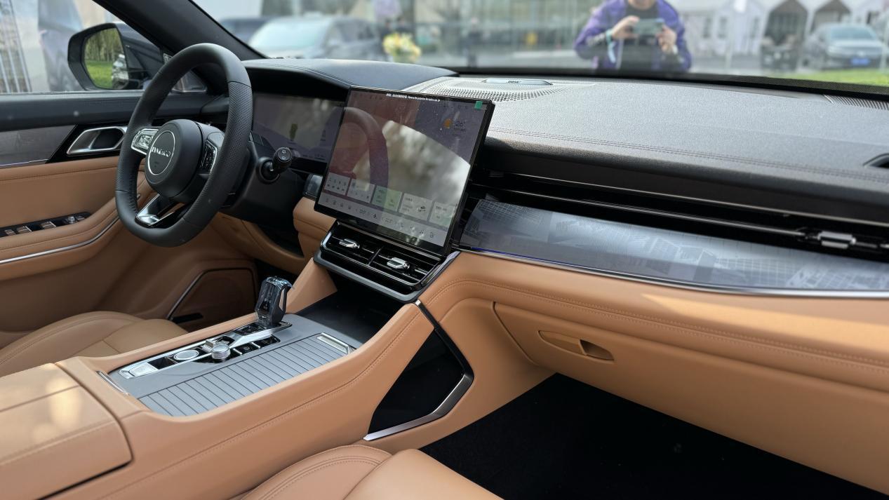 领克09新09em-p采用象牙米或沙岩棕内饰颜色_易车