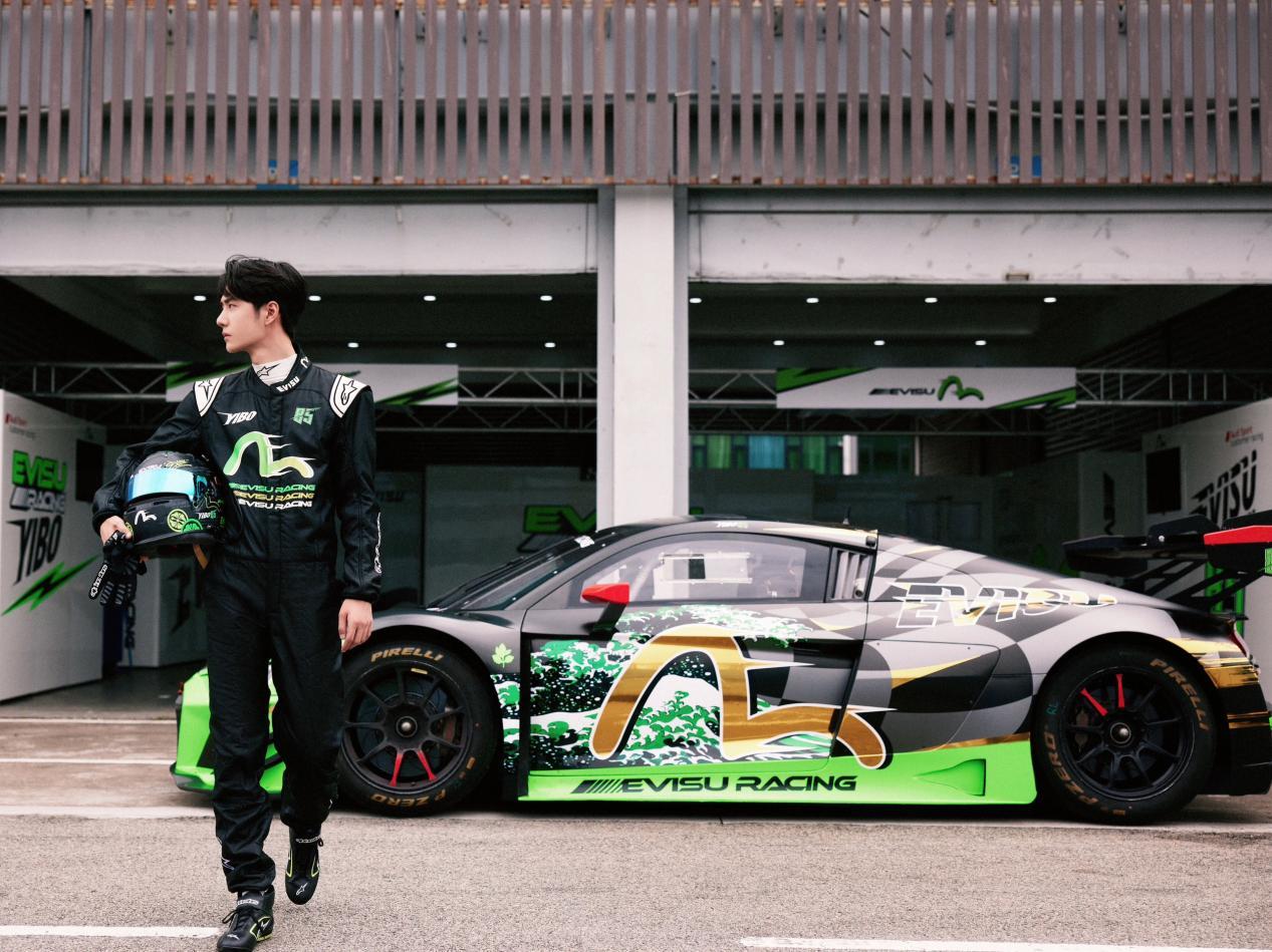 王一博开奥迪R8 GT3下赛道练车，未来将登陆GT3赛事_易车