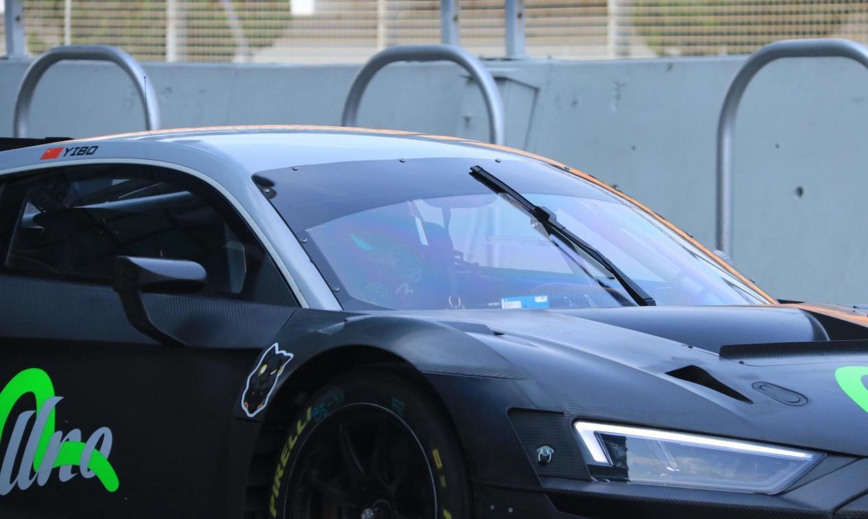 王一博开奥迪R8 GT3下赛道练车，未来将登陆GT3赛事_易车