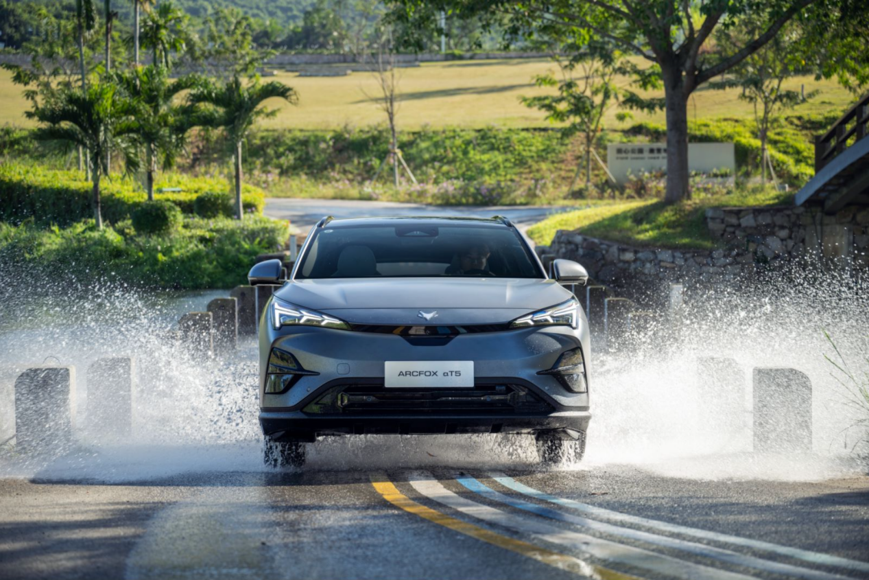 Cars in the rainDescription has been automatically generated.