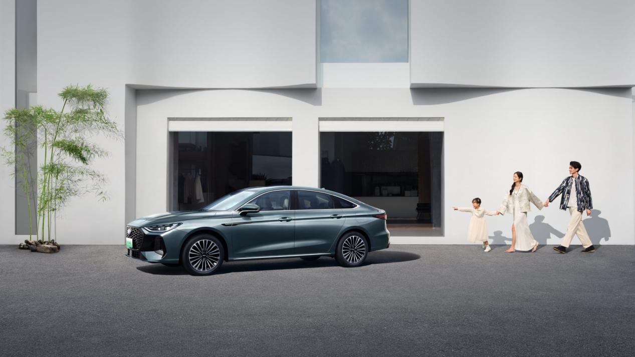 十万级混动家轿的终极对决 风云A8L和秦L你怎么选？