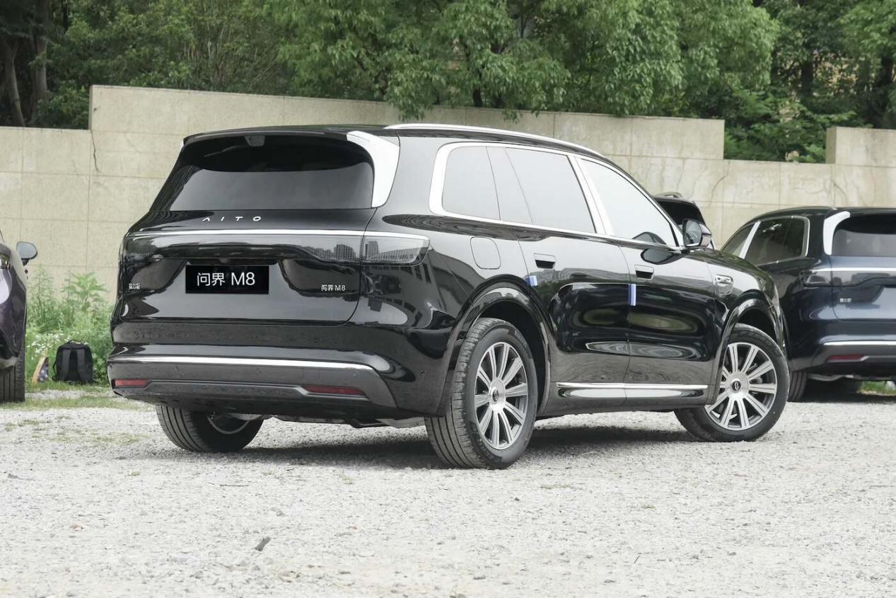 增程大六座二选一:问界M8对比理想L8,谁能一步到位?