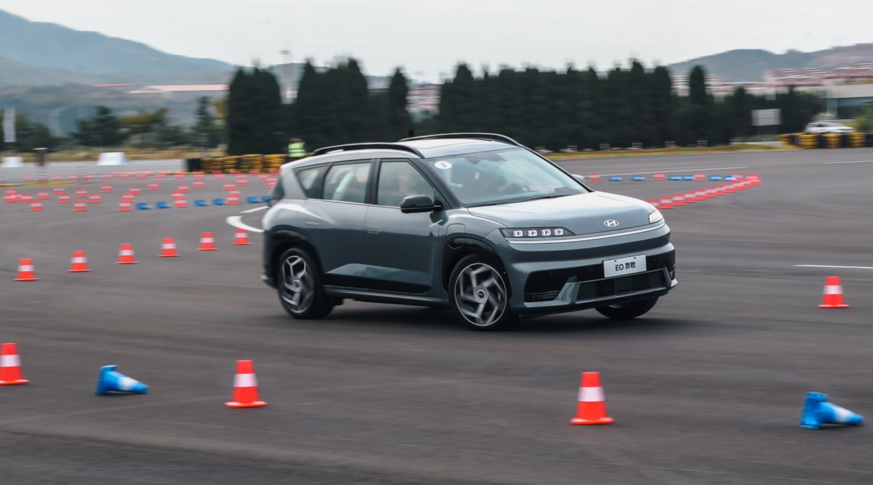 于研发腹地鉴未来序章烟台试驾北京现代E0