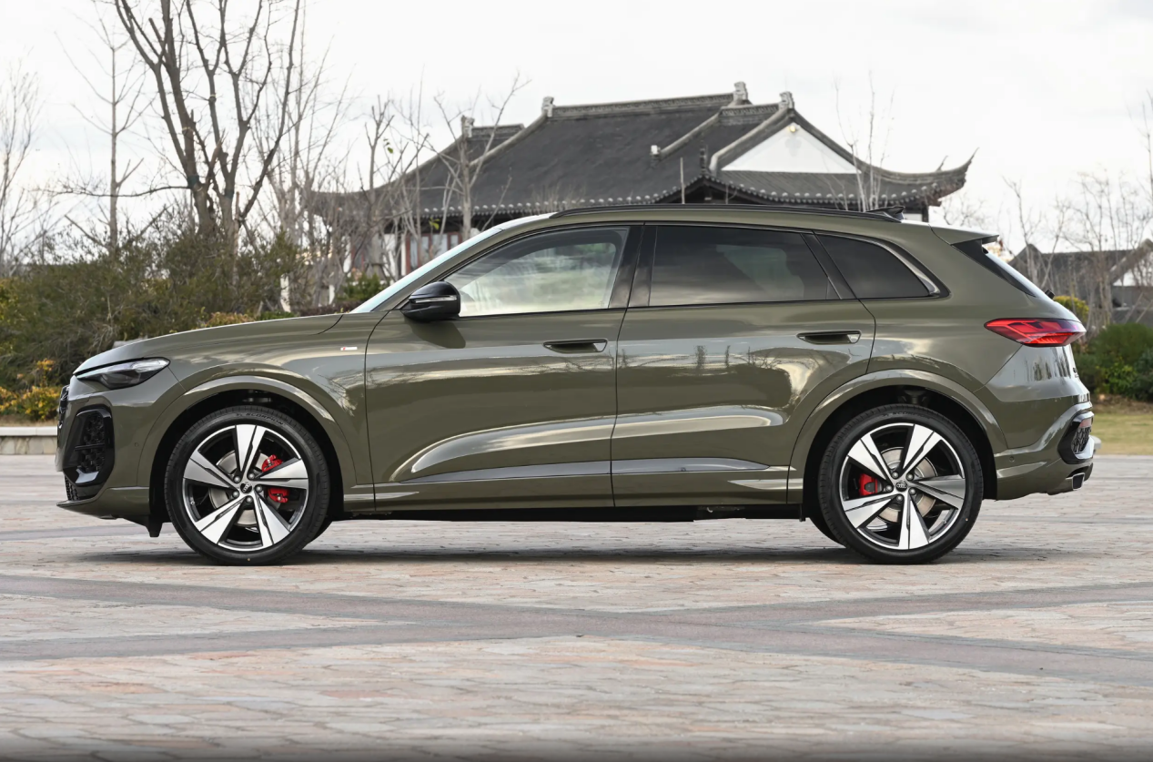 豪华中型SUV大PK，全新奥迪Q5L对比凯迪拉克XT5