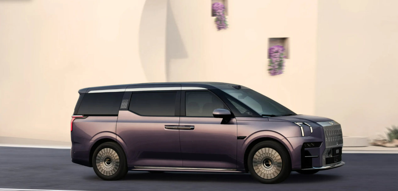 极氪009 VS. 丰田埃尔法 高端MPV格局迎来新选择