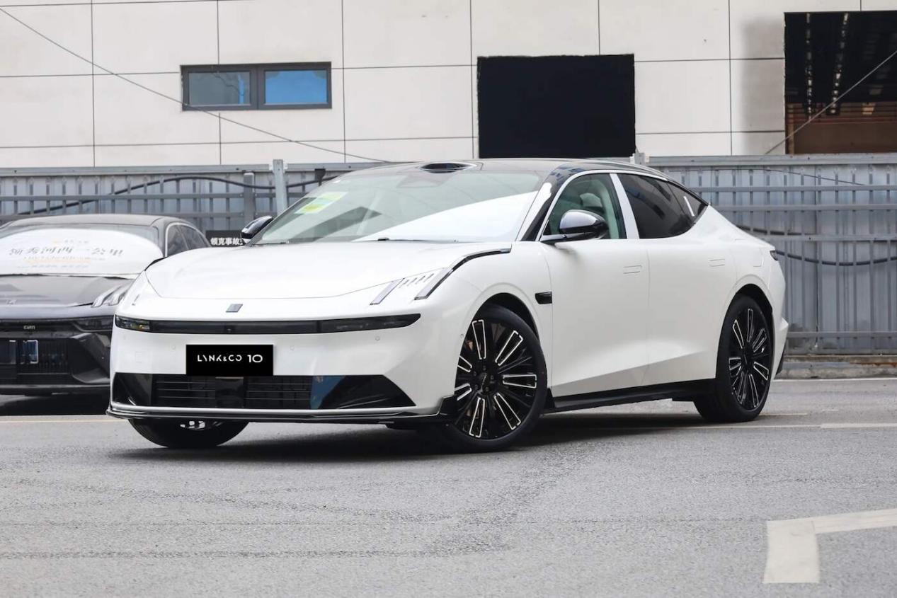 20万买C级增混车：小鹏P7+与领克10 EM-P怎么选