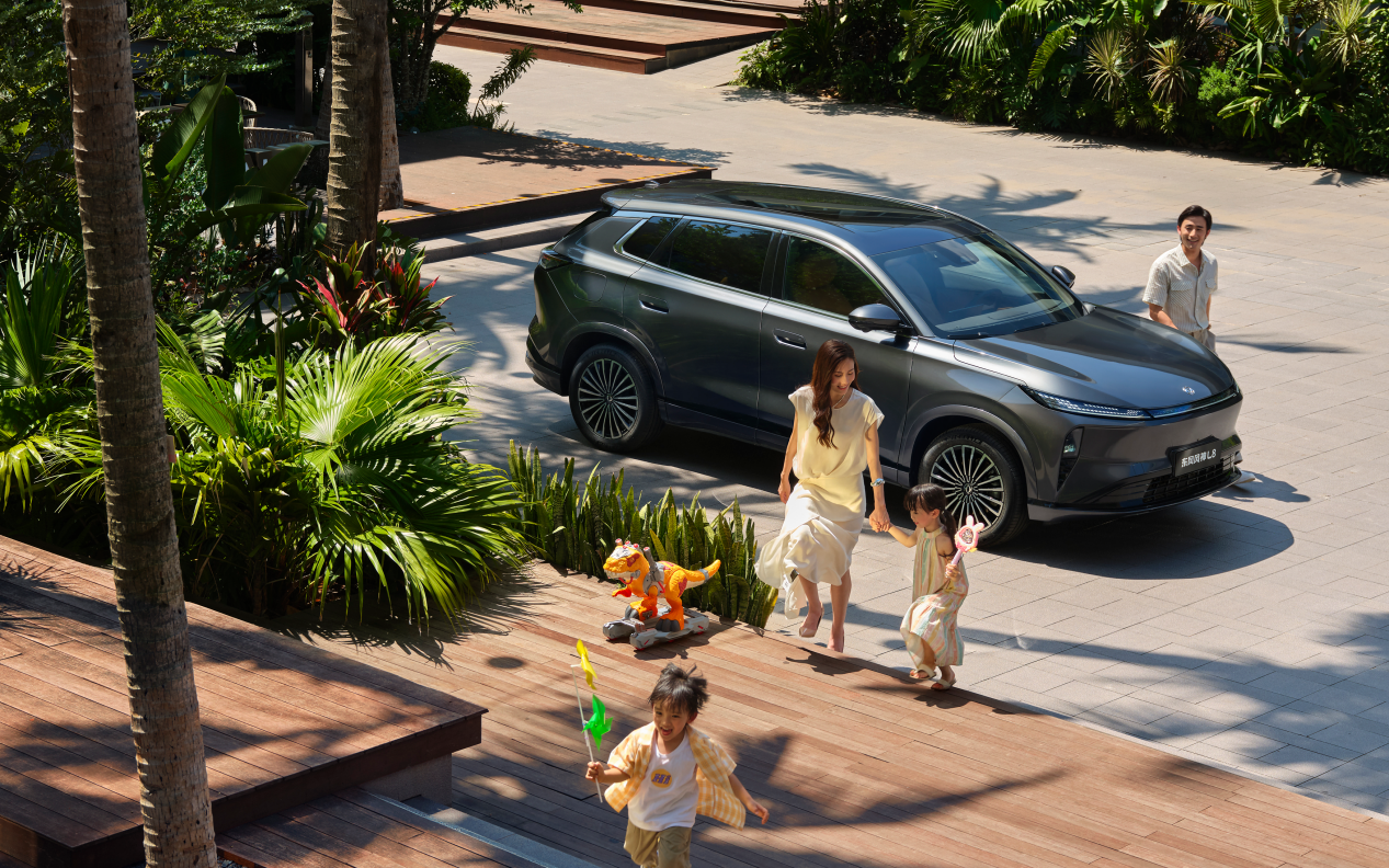 新能源也能说走就走？风神L8：带上家人去看海！