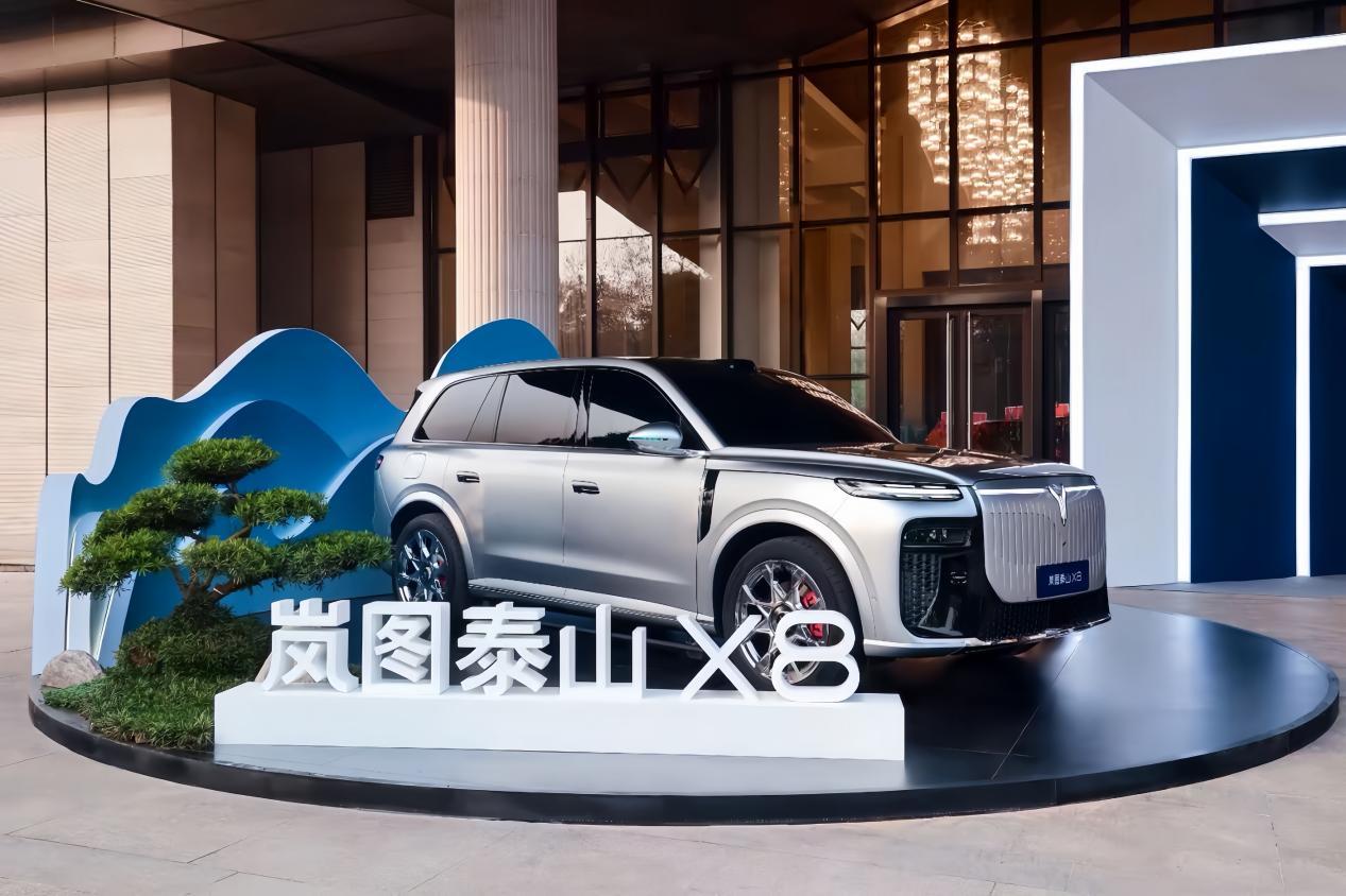 岚图泰山X8实车亮相，华为896线激光雷达+800V快充