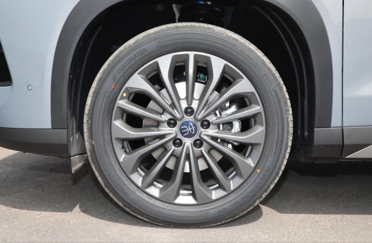 比亚迪宋Ultra EV,双球头麦弗逊+五连杆