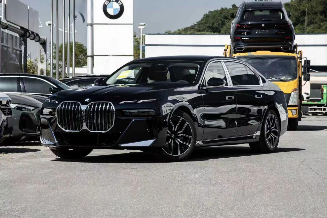 支持“视线确认变道”，配3.0T L6轻混动力，宝马7系