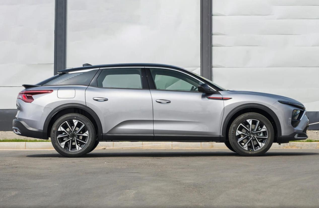 2026款雪铁龙凡尔赛对比2025款,高速不怕爆胎