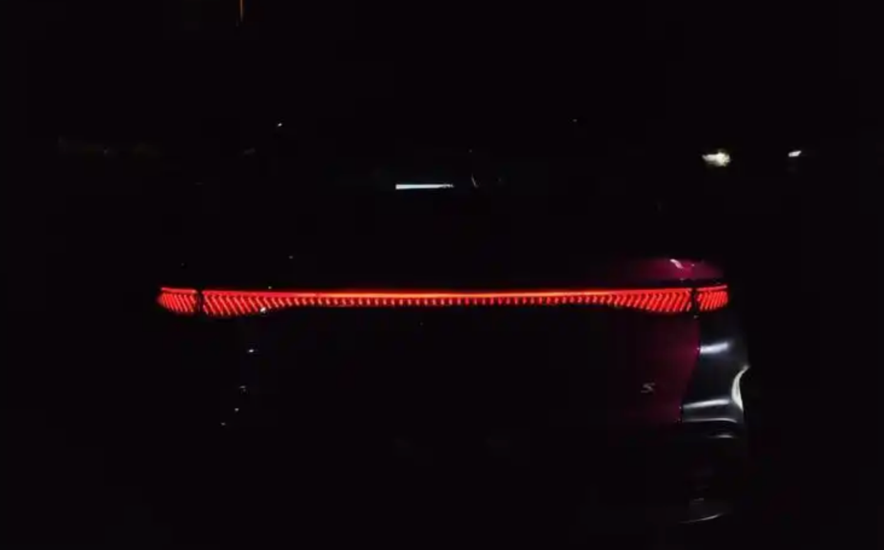 极狐S3预告图,贯穿式分段大灯+三种动力,北京车展亮相!