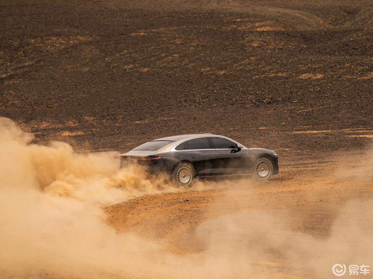 岚图追光L上市27.99万起，重塑中国豪华轿车新标杆