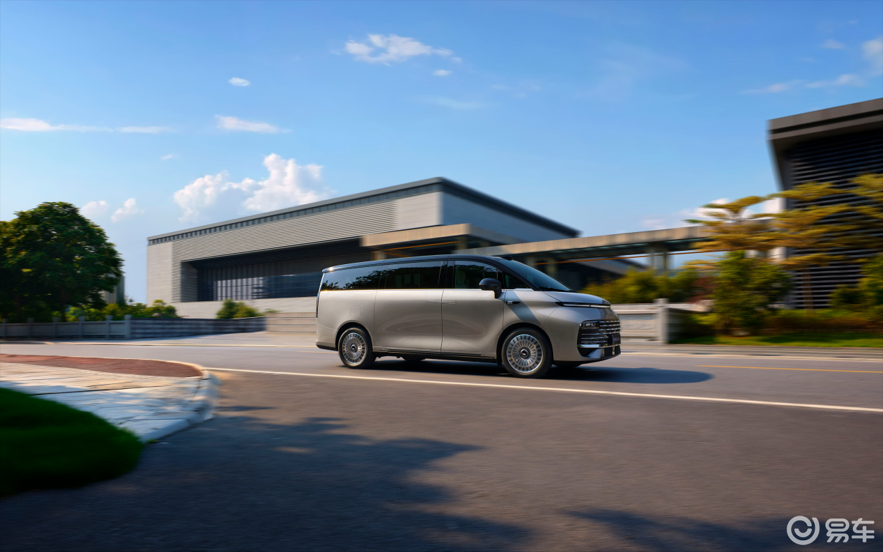 路特斯调校+AI增程，银河V900打破MPV固有认知