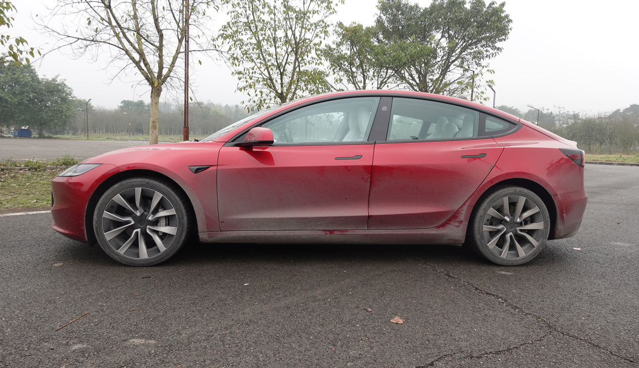 今天我们来聊聊特斯拉model 3焕新版我们试驾的是它全轮驱动长_易车