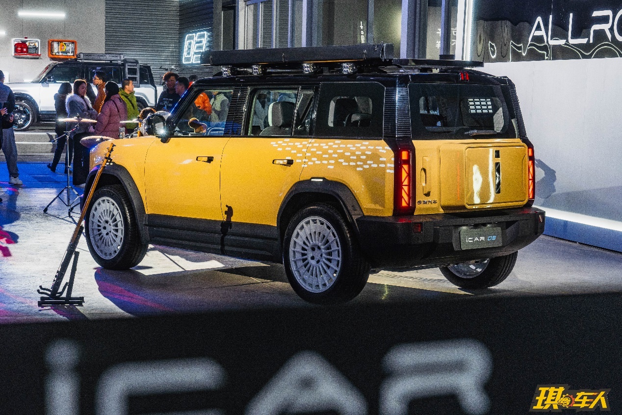 首先就是icar 03方方正正的外观我当时头顶就冒出了问号:"一_易车