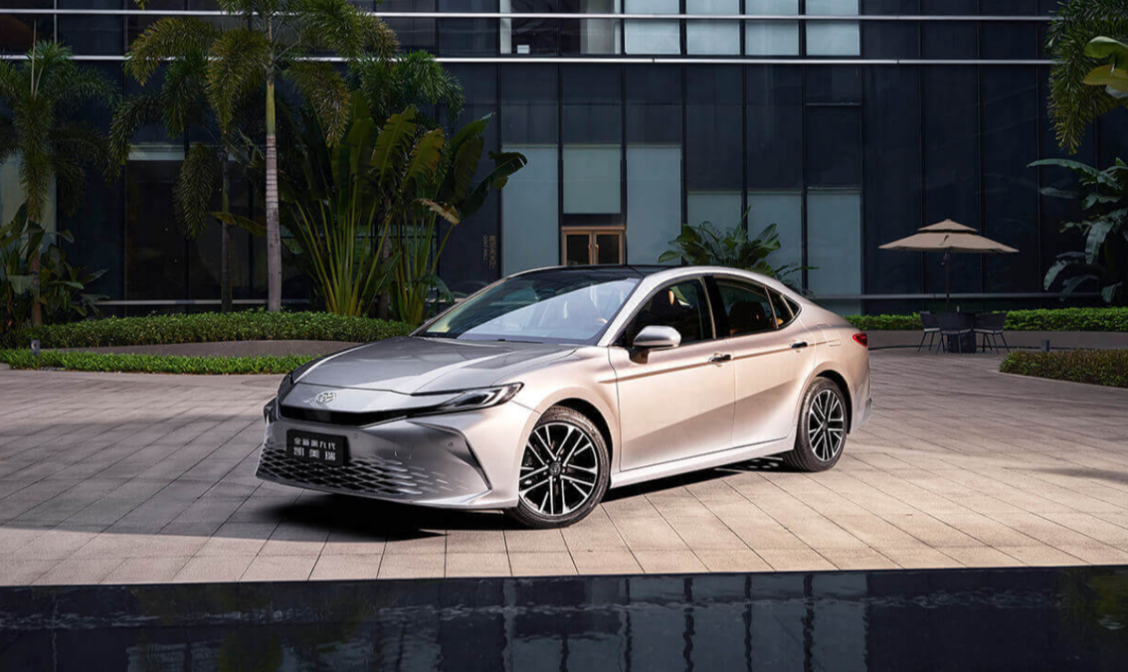 由于车身宽度,高度以及轴距的都没有明显变化,所以第九代凯美瑞的空间