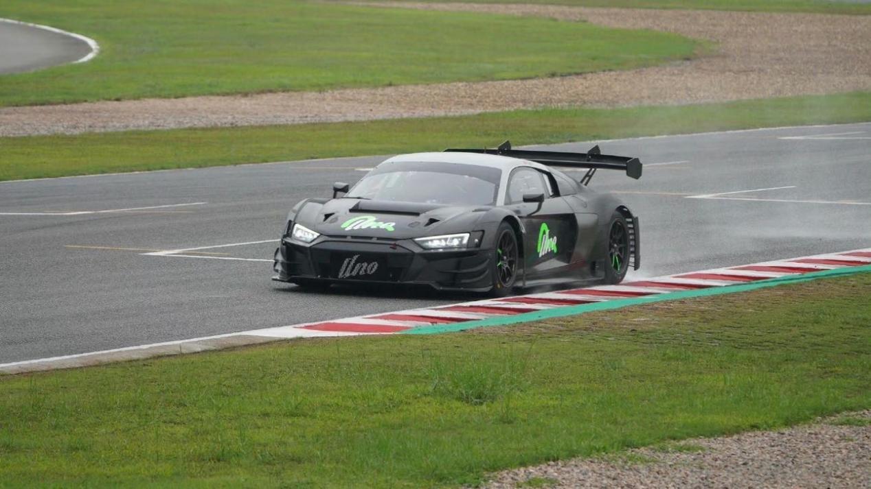 王一博开奥迪R8 GT3下赛道练车，未来将登陆GT3赛事_易车