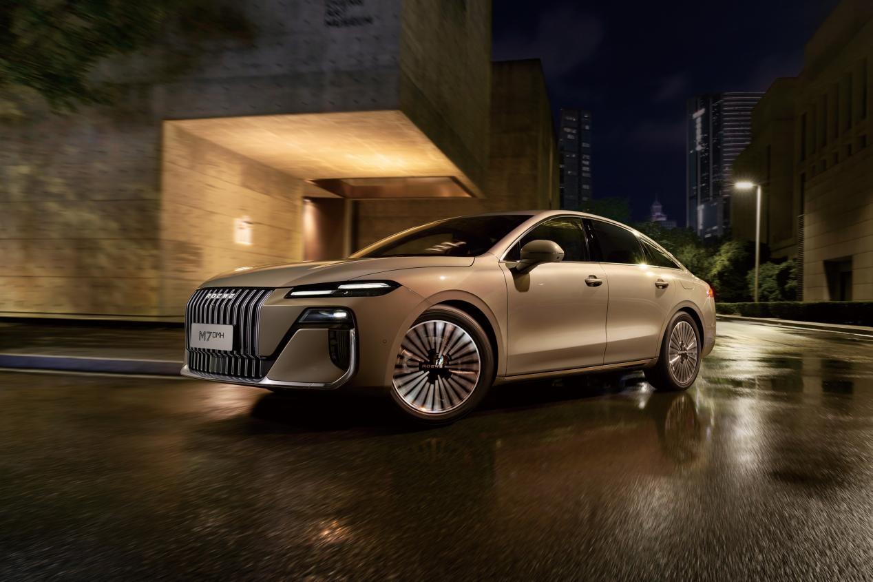 10万插混银河A7和荣威M7 DMH怎么选？