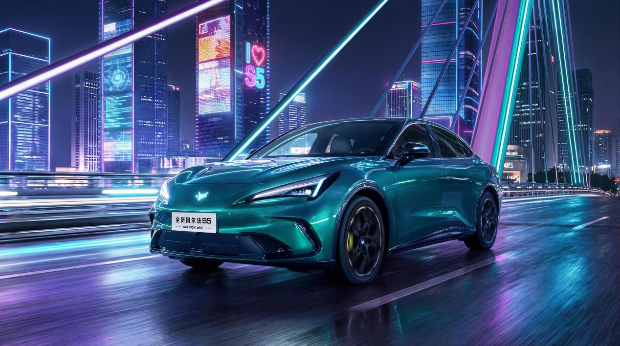 “蓝眼狐”全新阿尔法S5预售补贴价11.28万起