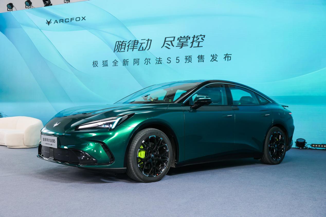 预售11.28万元起，两种动力，极狐全新阿尔法S5预售