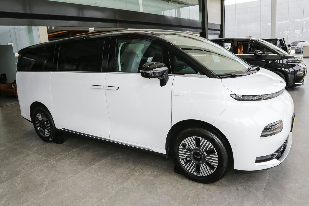 26款小鹏X9纯电版上市30.98万起，第二代VLA落地