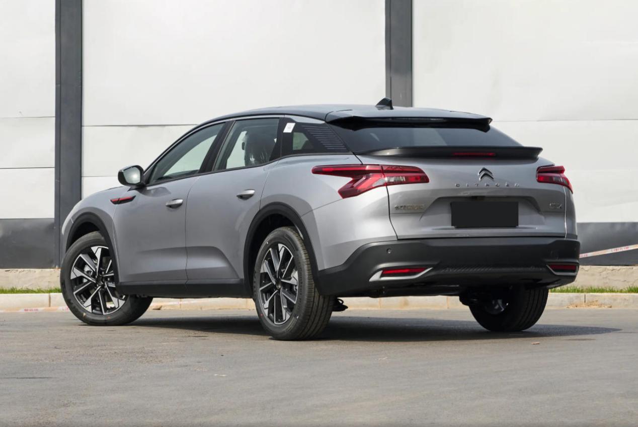 2026款雪铁龙凡尔赛对比2025款,高速不怕爆胎