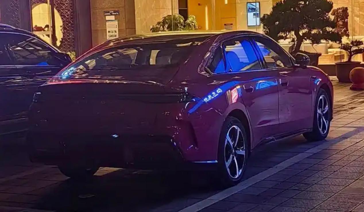 极狐S3预告图,贯穿式分段大灯+三种动力,北京车展亮相!