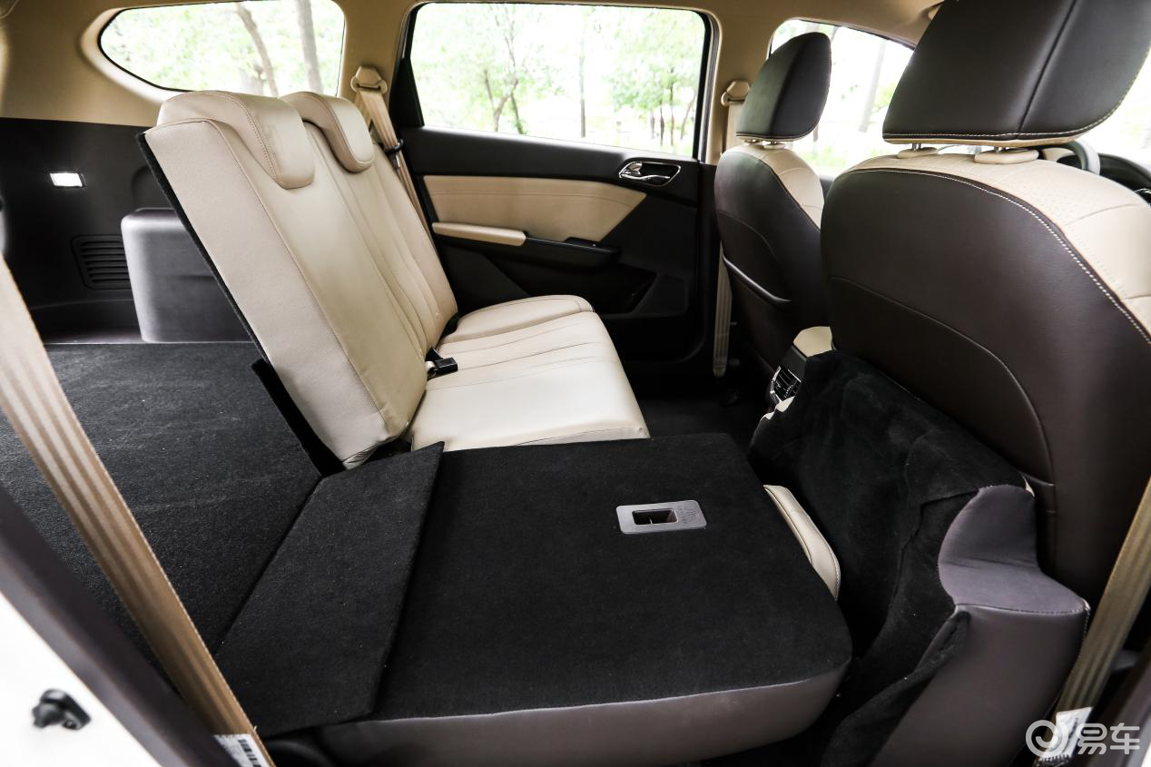 娱乐以及功能性方面,宝骏310w搭载了8英寸液晶触控大屏,电动天窗,后排