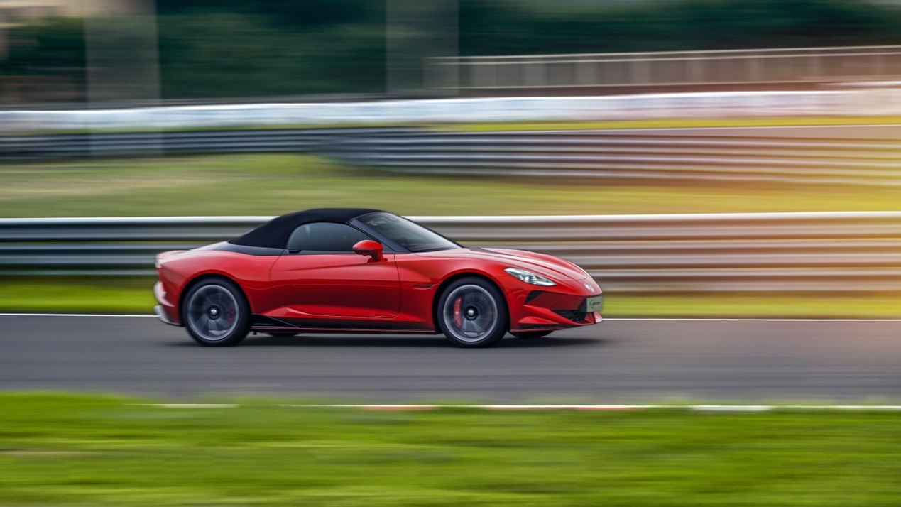 赛车在跑道上  描述已自动生成