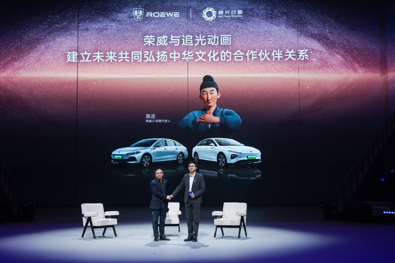 除了纯电插混双车型同时角逐市场外,在形象代言人的选择上,荣威"d"