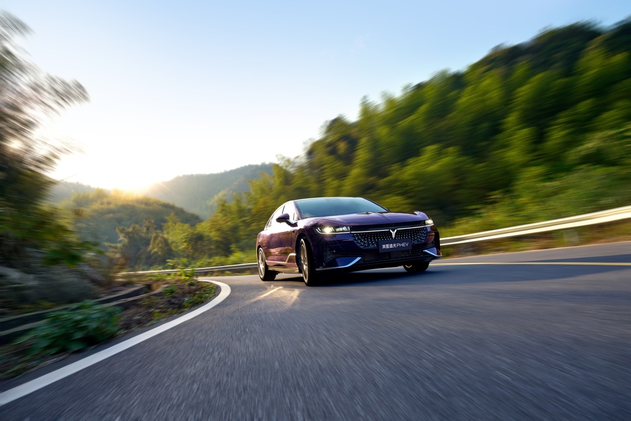 汽车在公路上行驶  描述已自动生成