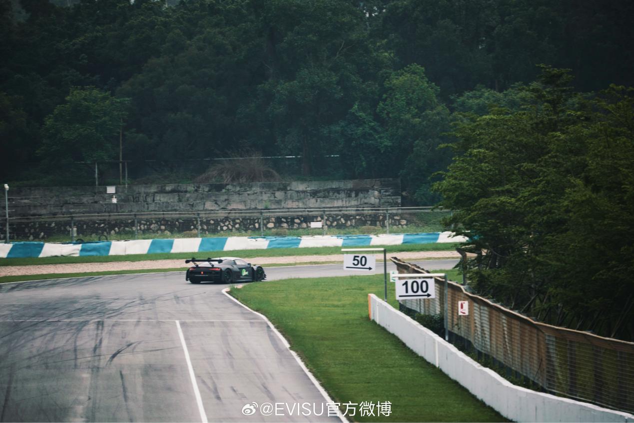 王一博开奥迪R8 GT3下赛道练车，未来将登陆GT3赛事_易车