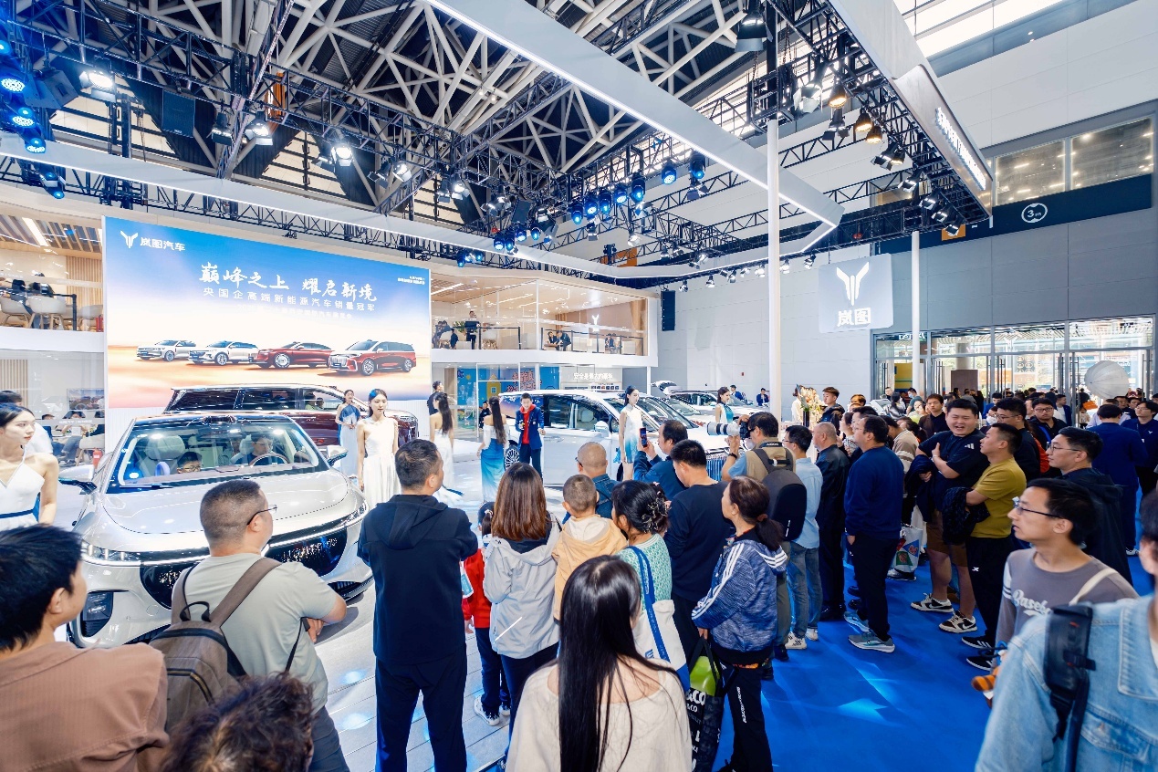 西安车展岚图展台：全品类车型 + 电池技术，尽显产品力