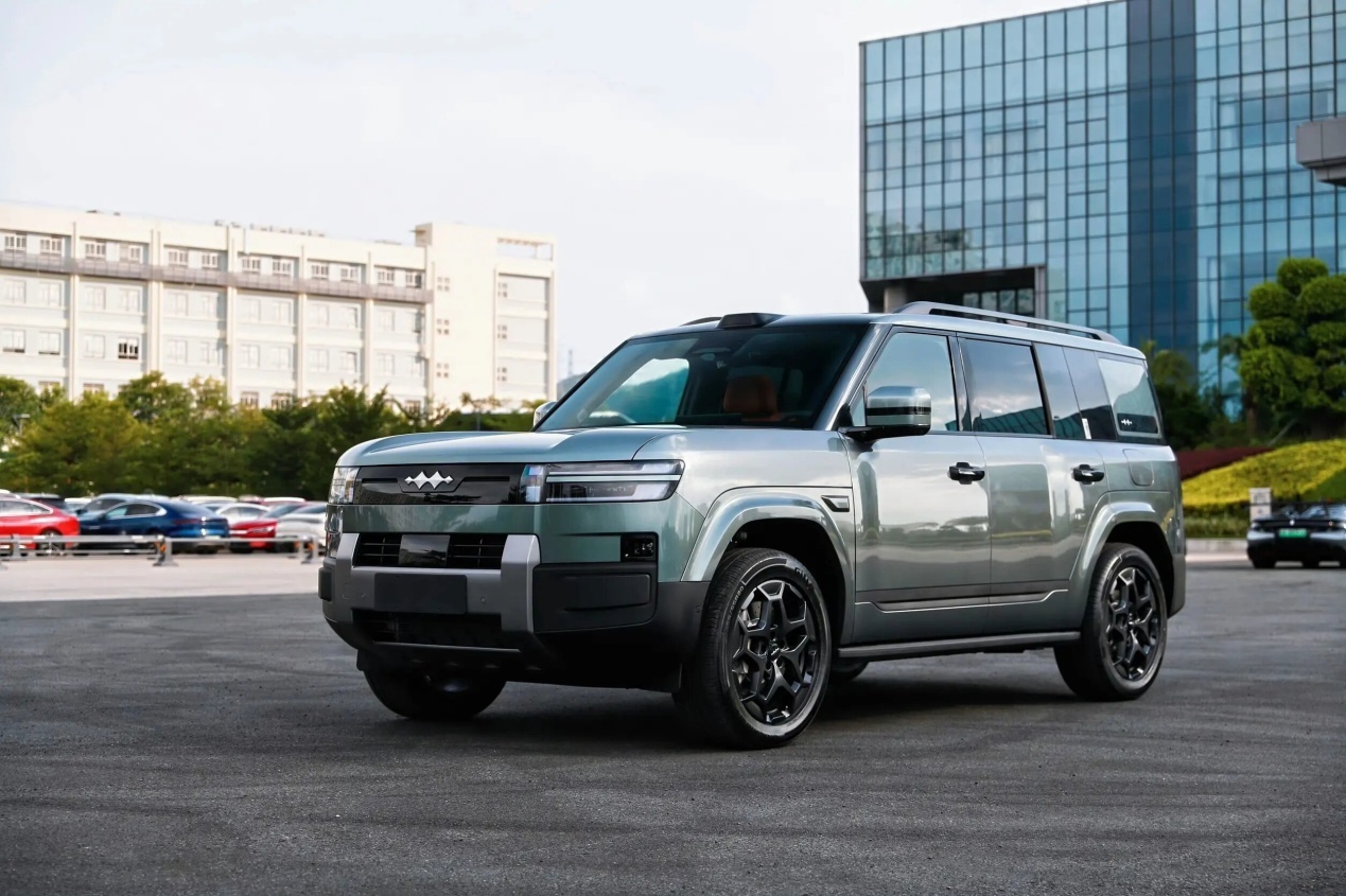 首月8128辆!方程豹钛7撕碎SUV格局,理想/问界承压