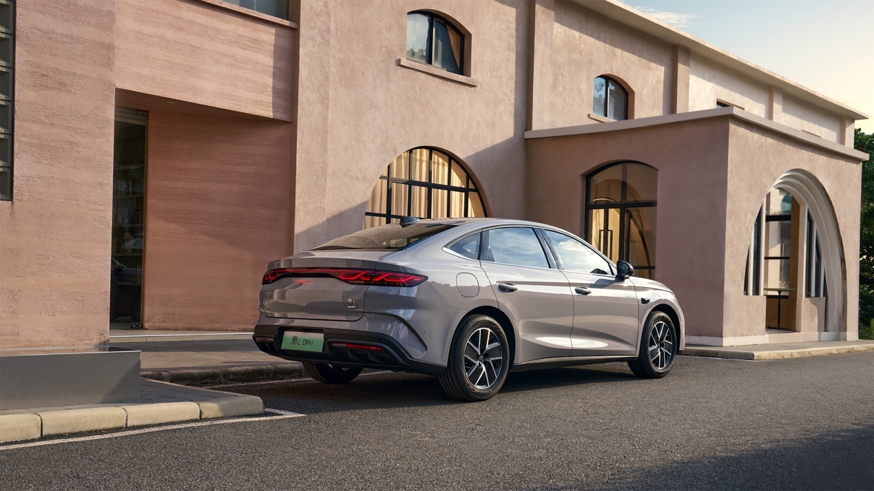 续航更高、油耗更低!26款秦L DM-i上市9.68万起