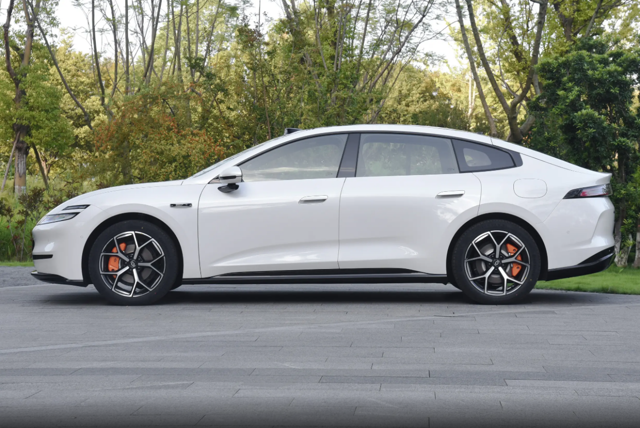 13万级家轿长安启源A06对比小鹏MONA M03选谁?